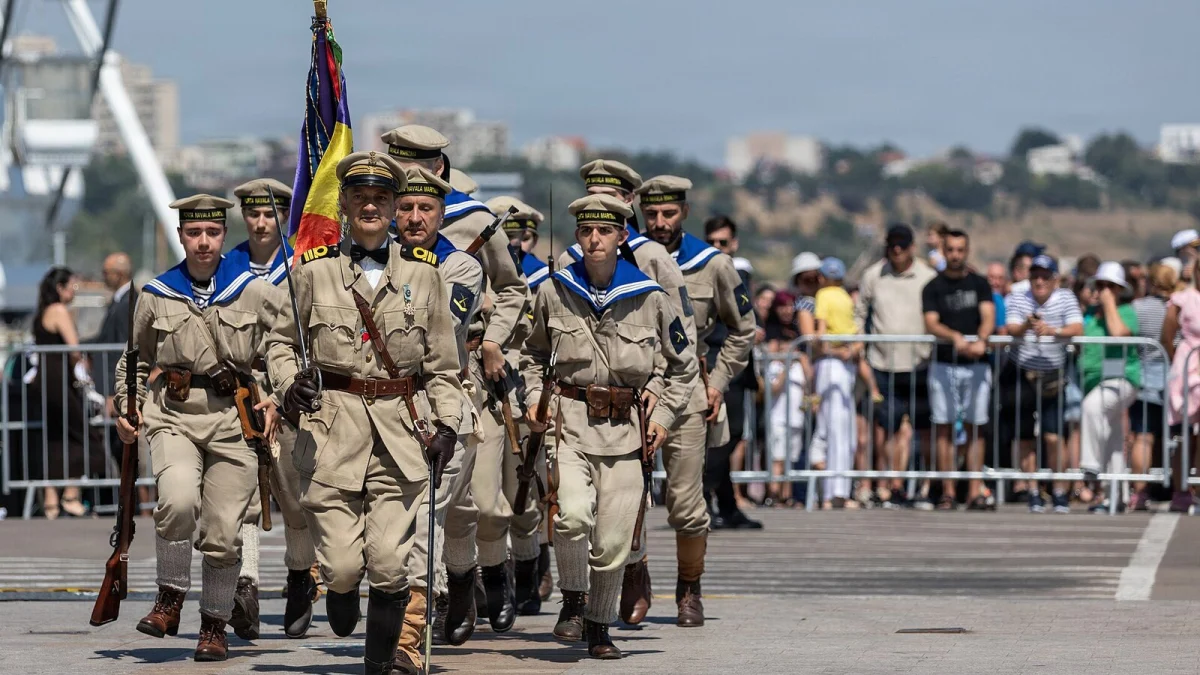 Cadeți ai Academiei Navale și elevi ai Colegiului Militar de Marină, într-o demonstrație de Ziua Marinei, la Constanța, 15 august 2026 (fotografie de arhivă)