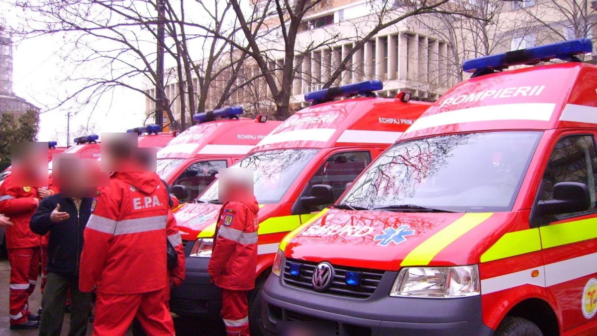 Ambulanțe SMURD roșii ale pompierilor, aliniate, cu echipaje în uniforme roșii, fețele estompate (imagine ilustrativă de arhivă, nu este de la accident)