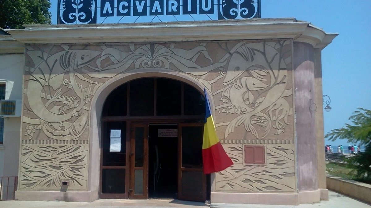 Intrarea în clădirea Acvariului din Constanța, cu basoreliefuri cu pești pe fațadă (fotografie de arhivă, 2017)