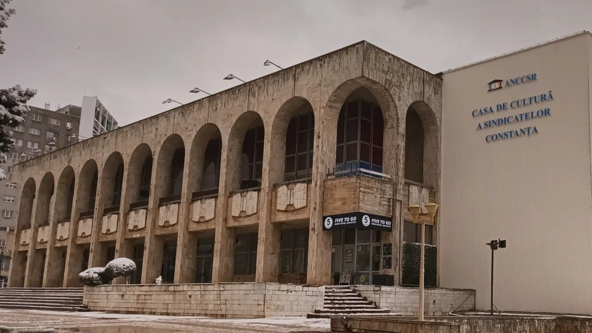 Fațada cu arcade a Casei de Cultură a Sindicatelor din Constanța, într-o zi de iarnă (fotografie de arhivă, ianuarie 2024)