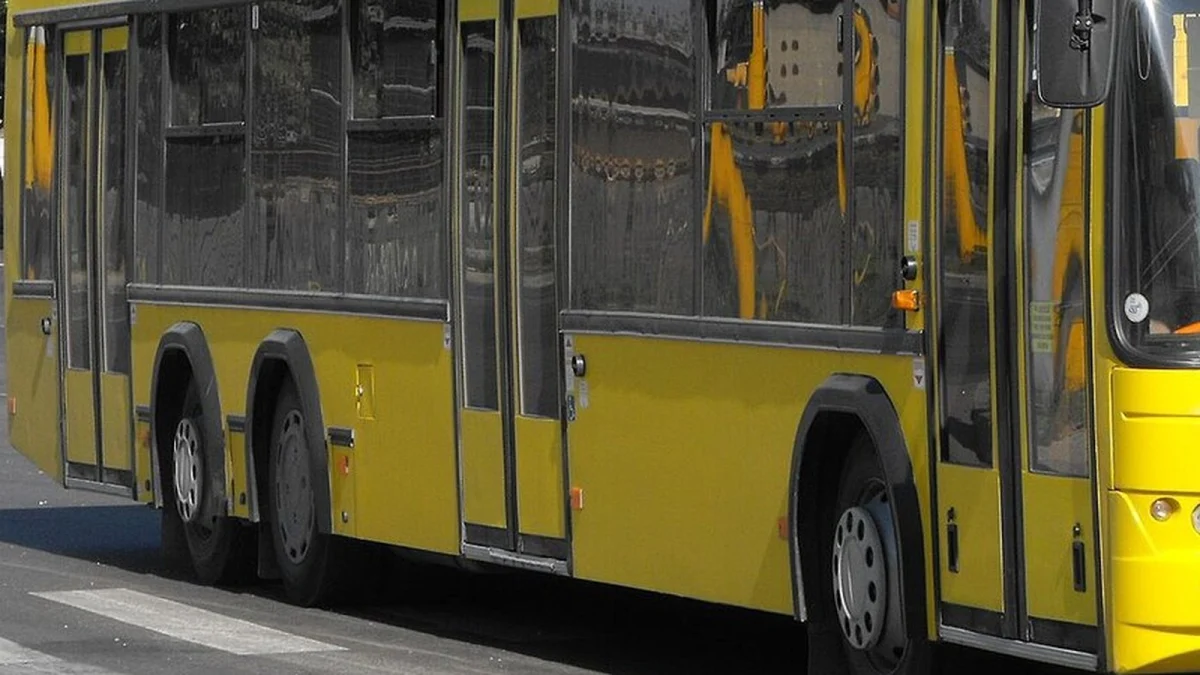 Autobuz galben cu trei axe, văzut din lateral, într-o stradă din Constanța (fotografie de arhivă din 2009, imagine ilustrativă)