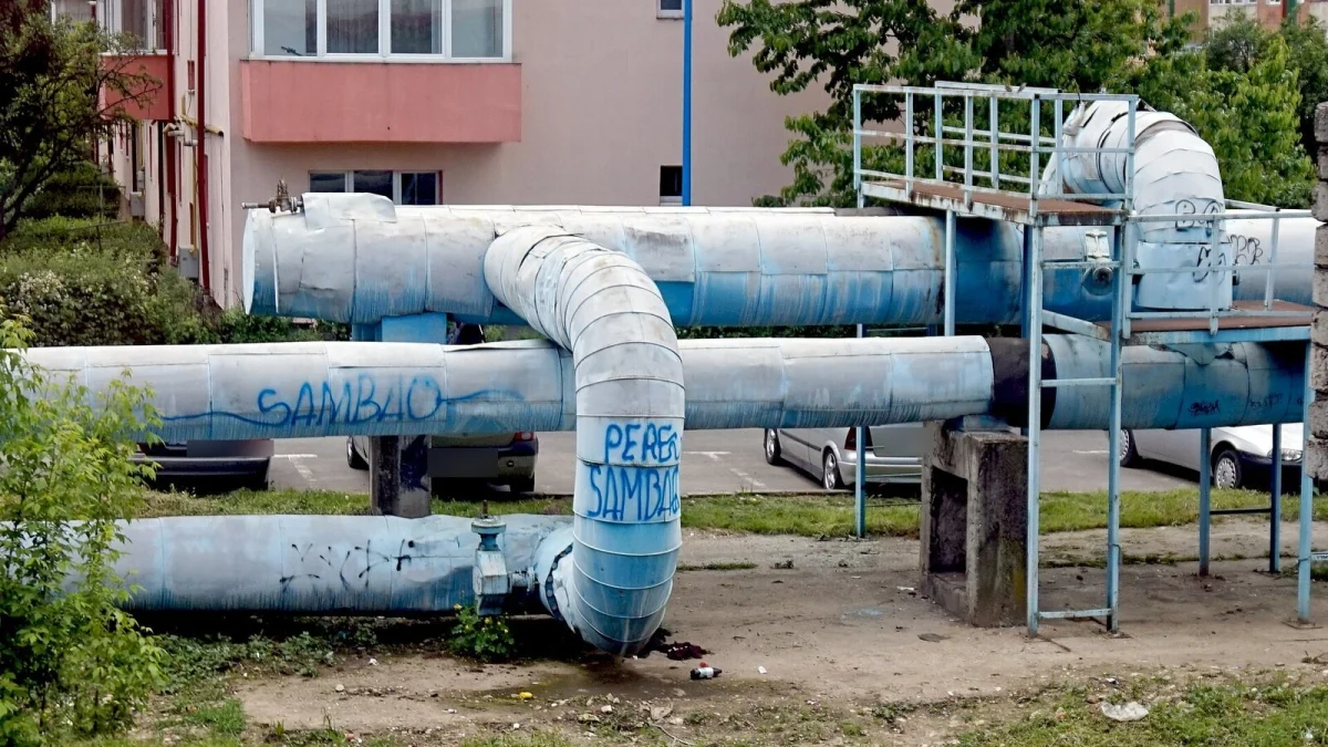 Conducte supraterane de termoficare, izolate și vopsite în albastru, între blocuri de locuințe (imagine ilustrativă, Brașov, 2016)