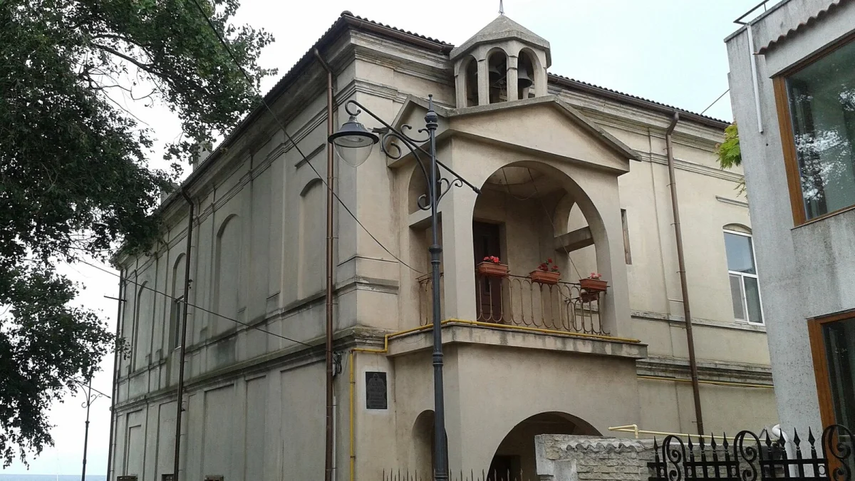 Biserica Armenească din Constanța, clădire cu clopotniță și balcon cu flori, văzută de pe stradă (fotografie de arhivă, imagine ilustrativă, nu este noul centru)