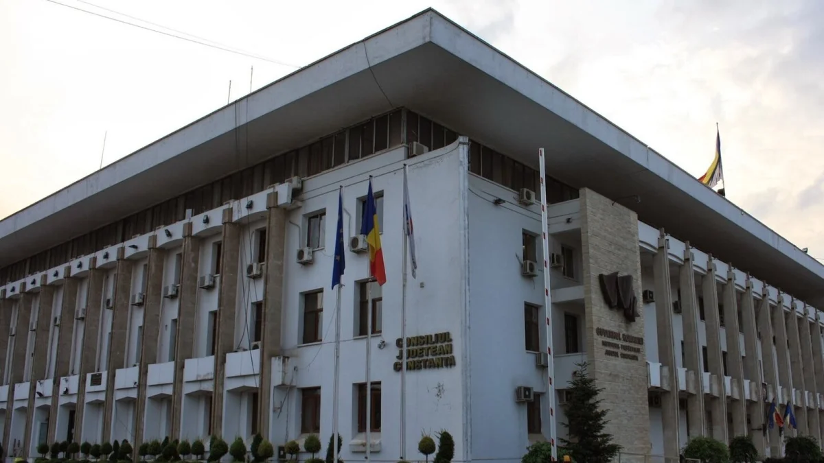 Clădirea Consiliului Județean Constanța, cu steaguri, văzută din colț (fotografie de arhivă)