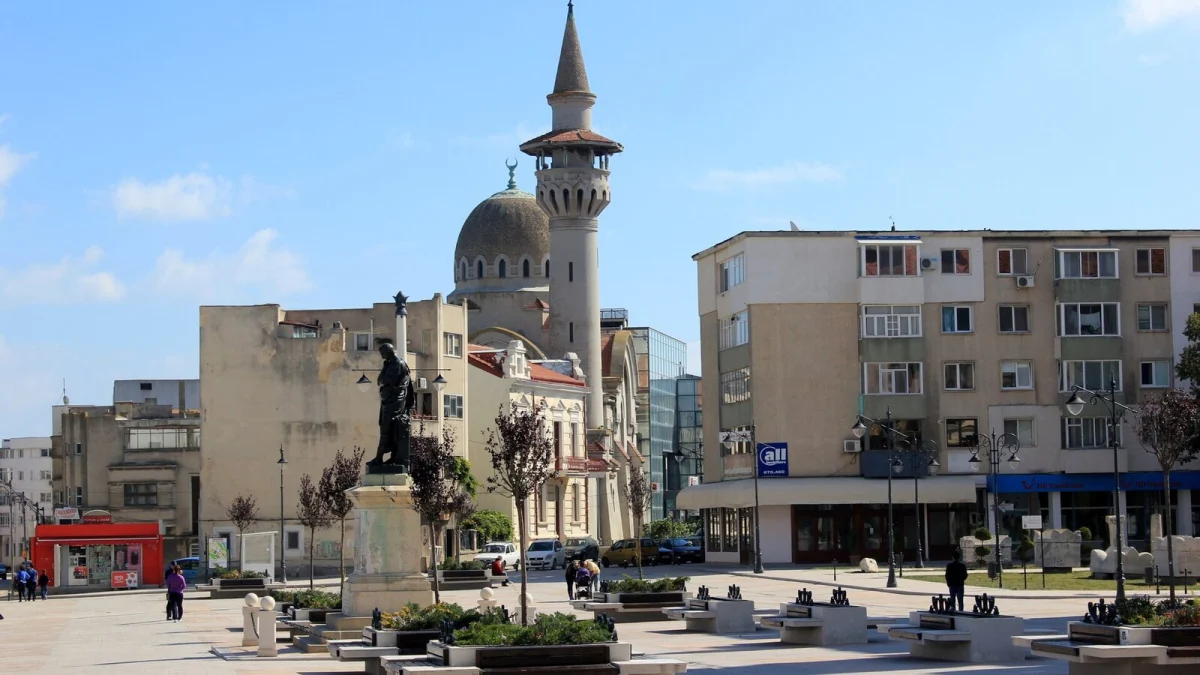 Piața Ovidiu din Constanța, cu statuia poetului Ovidiu și minaretul Moscheii Carol I în plan secund
