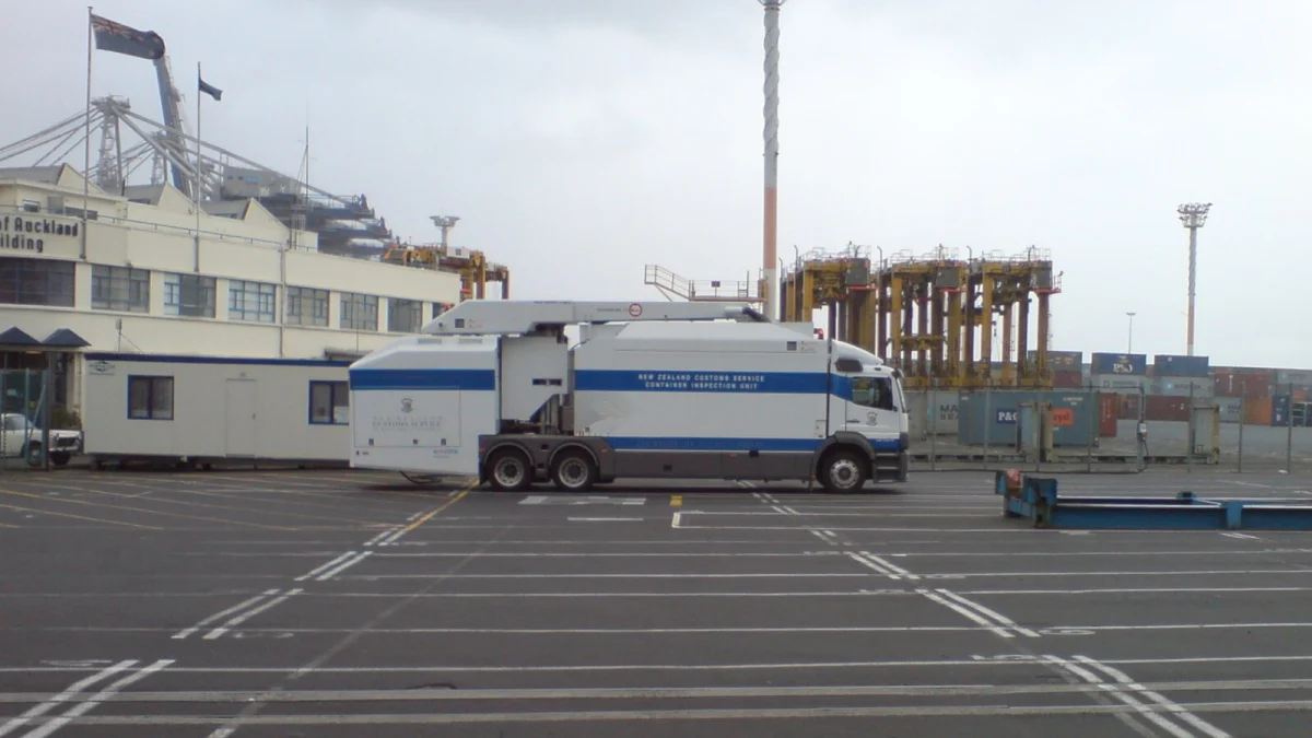 Unitate mobilă de inspecție a containerelor într-un port (imagine ilustrativă, Portul Auckland, nu este de la Constanța)
