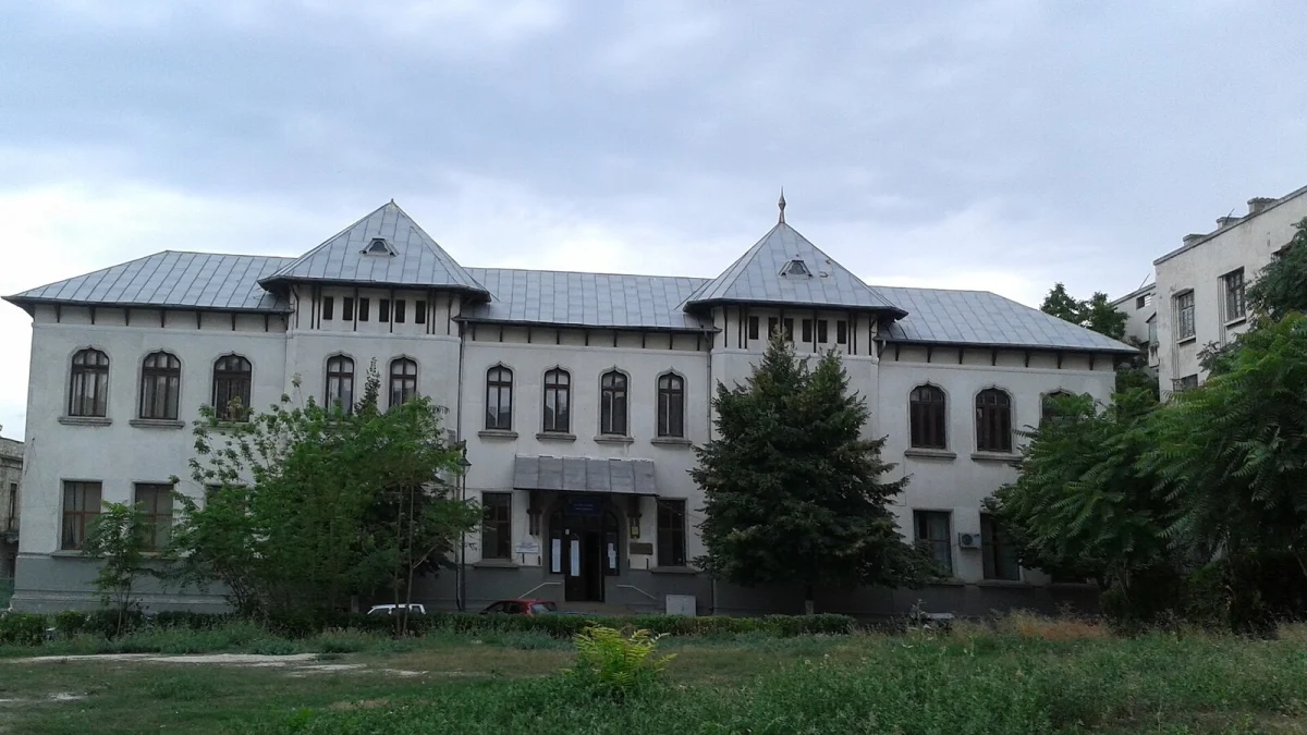 Clădirea Colegiului Național „Mihai Eminescu” din Constanța, cu două turnuri și acoperiș de tablă, văzută din față (fotografie de arhivă, imagine ilustrativă)