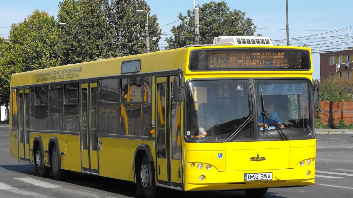 Autobuz de transport public pe o stradă din Constanța, fotografie de arhivă din 2009