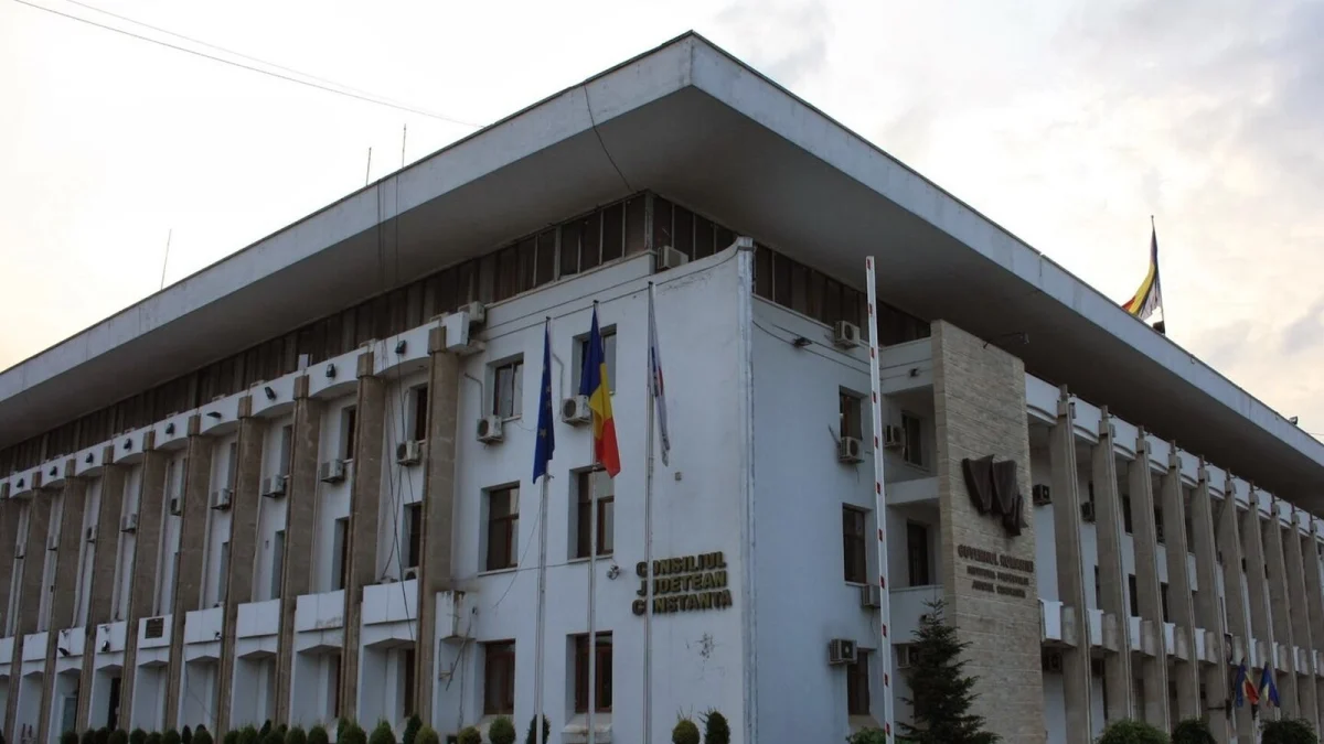 Palatul Administrativ din Constanța, sediul Consiliului Județean și al Instituției Prefectului, cu steagurile României și UE la intrare (fotografie de arhivă)