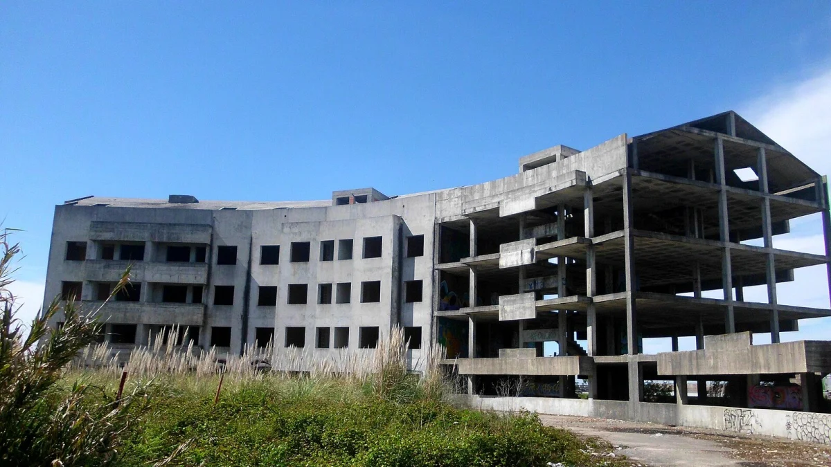 Complex de locuințe nefinalizat, cu structura de beton la vedere și ferestre fără tâmplărie (imagine ilustrativă, Aveiro, Portugalia, 2019, fără legătură cu firmele cercetate)