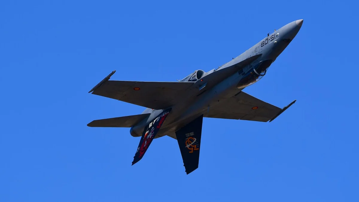 Avion de vânătoare EF-18 Hornet al Forțelor Aeriene Spaniole, în zbor (fotografie de arhivă, 2022)