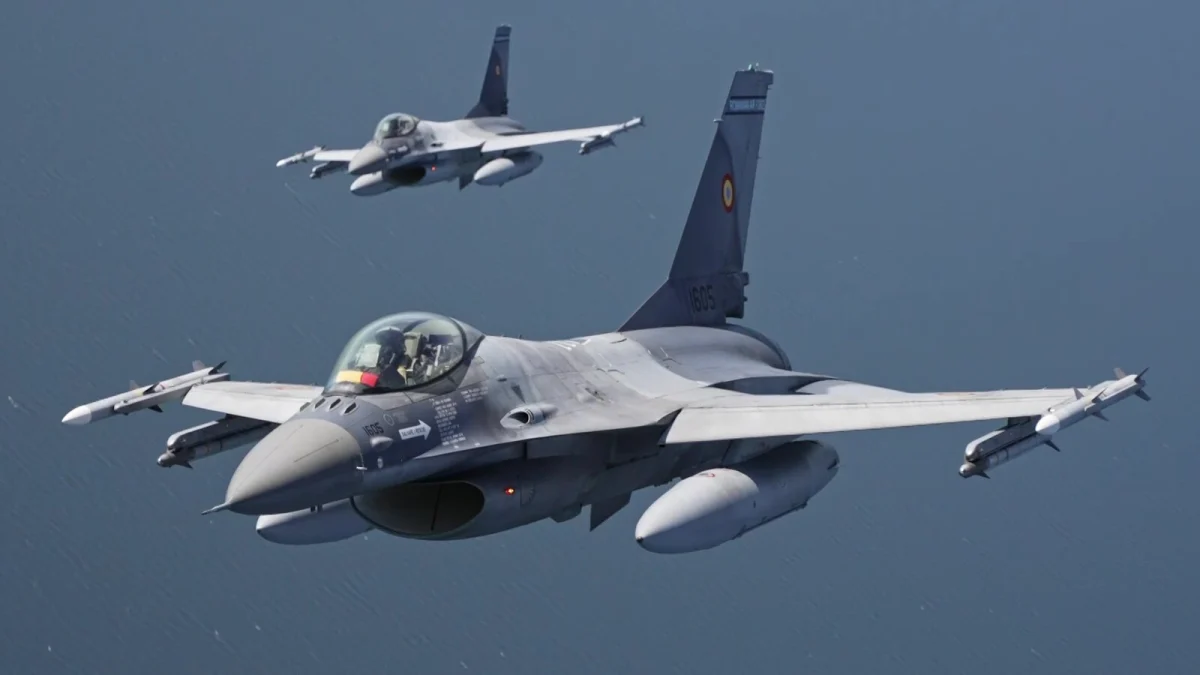 Două avioane de luptă F-16 ale Forțelor Aeriene Române, cu rachete sub aripi, în zbor deasupra mării (fotografie de arhivă, misiune NATO deasupra Mării Baltice, 2023)