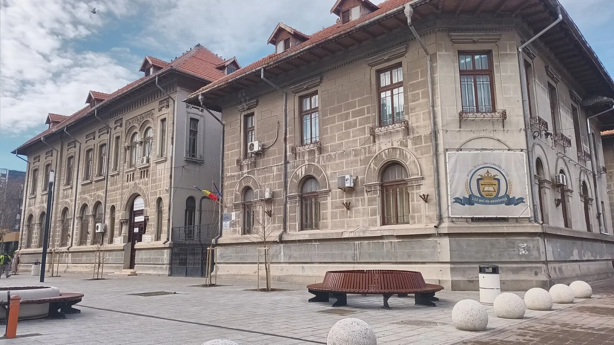 Clădirea Colegiului Național „Mircea cel Bătrân” din Constanța, cu fațadă de piatră și acoperiș de țiglă, văzută din piațeta pietonală (fotografie de arhivă)