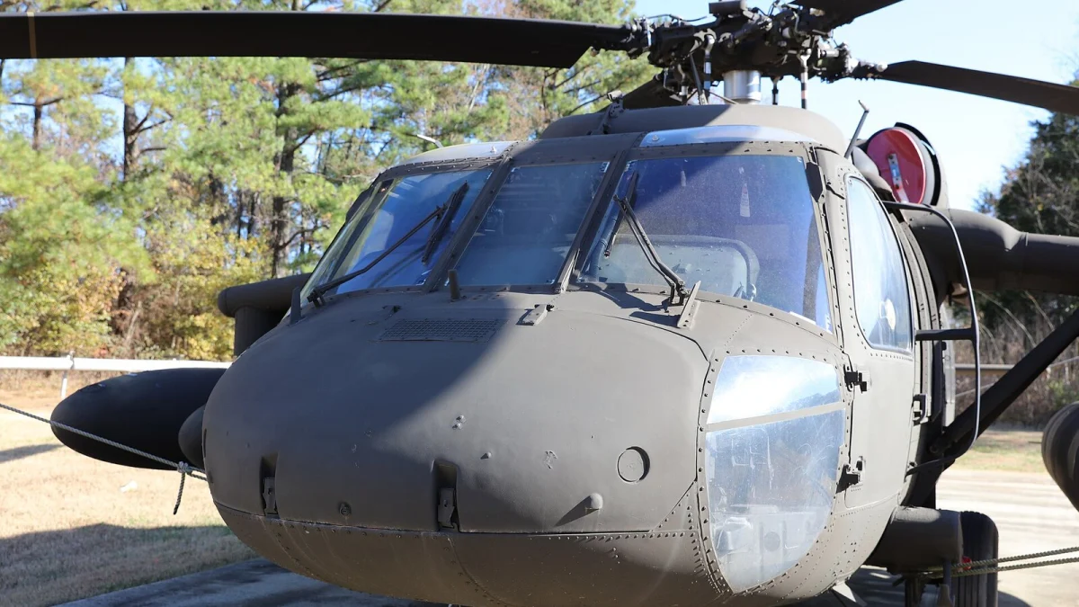 Elicopter Sikorsky UH-60 Black Hawk, văzut din față, cu palele rotorului deasupra (imagine ilustrativă, nu este elicopterul de la Constanța)