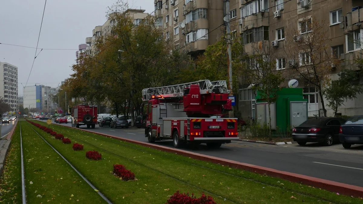 Autospeciale de pompieri, una cu scară, pe un bulevard dintr-un oraș din România, în drum spre o intervenție (imagine ilustrativă, nu este de la Medgidia)