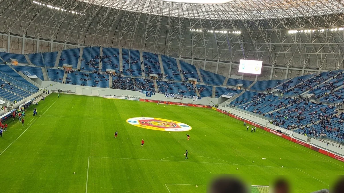 Interiorul stadionului Ion Oblemenco din Craiova, cu tribune albastre și jucători la încălzire (fotografie de arhivă, 2018, imagine ilustrativă)
