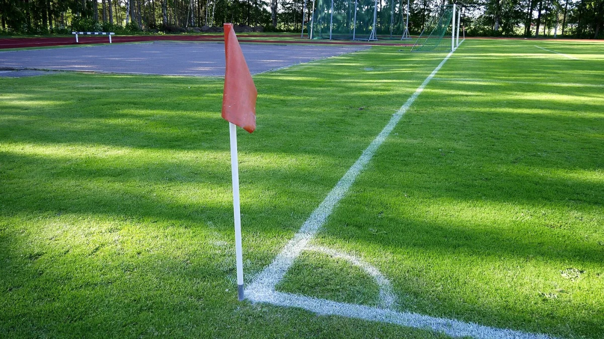 Steag de colț pe un teren de fotbal (imagine ilustrativă)
