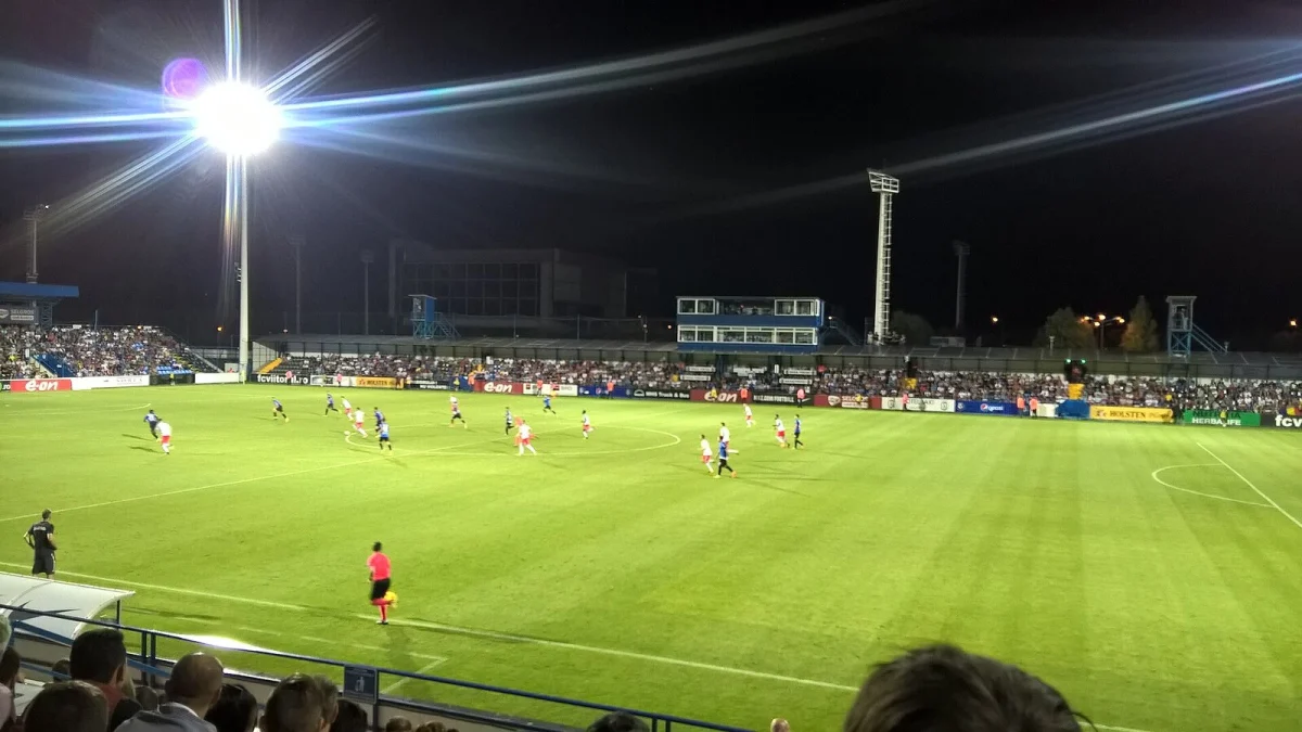 Meci în nocturnă pe stadionul din Ovidiu, văzut din tribună (fotografie de arhivă din 2017)