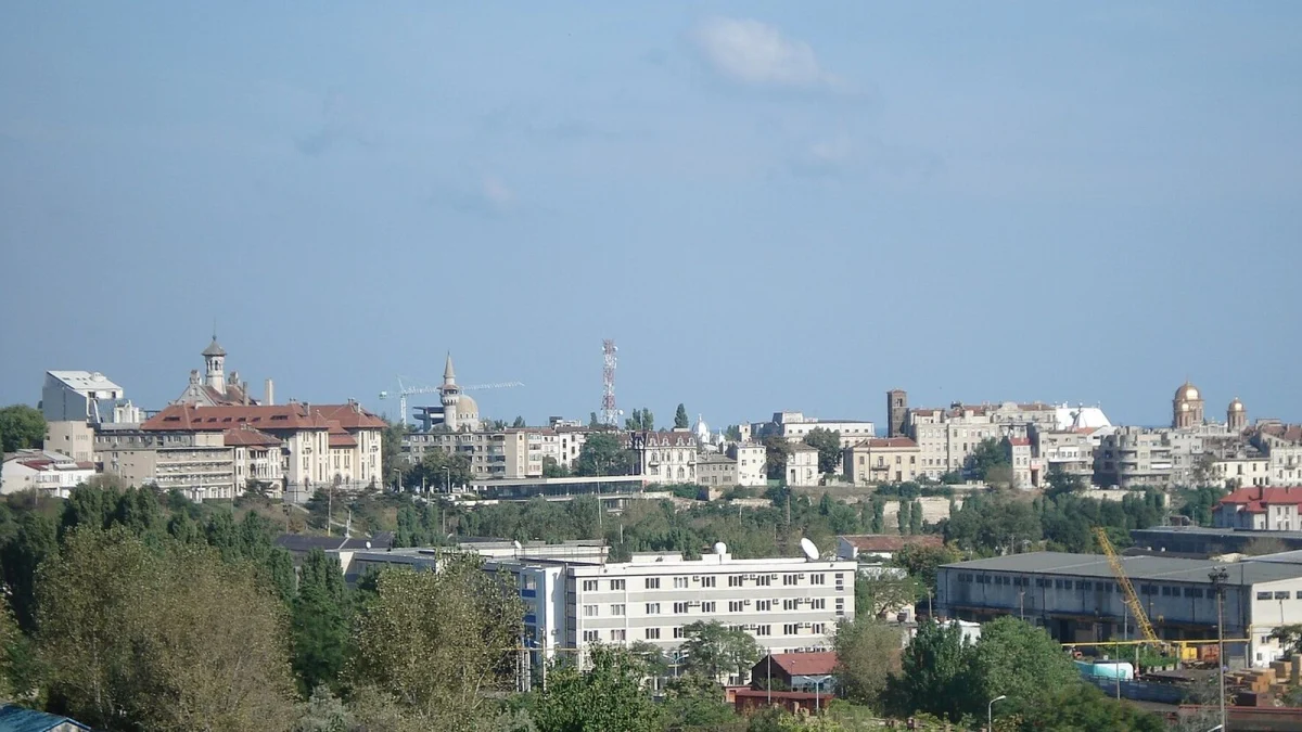Vedere spre peninsula Constanța, cu Muzeul de Istorie și Moscheea Carol I la orizont (fotografie de arhivă, imagine ilustrativă, nu arată terenul)