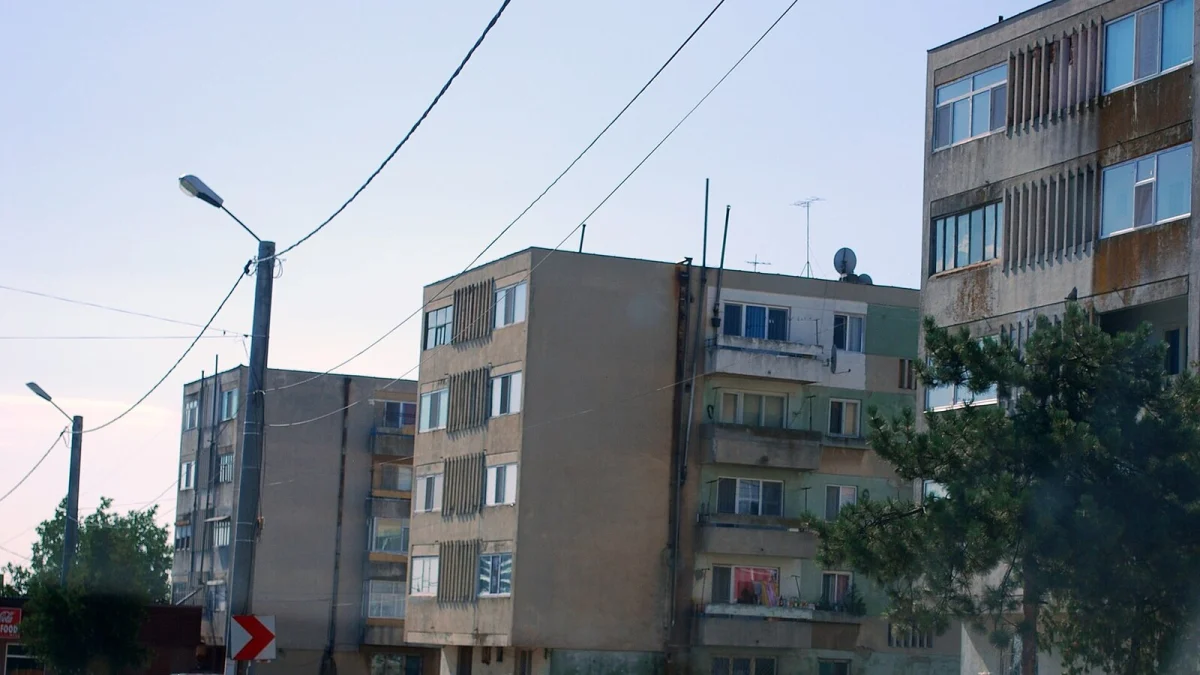 Blocuri de locuințe cu patru etaje și balcoane închise, pe o stradă din Hârșova, județul Constanța (fotografie de arhivă, 2009, imagine ilustrativă)