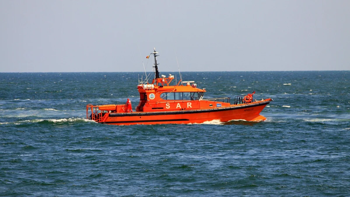 Nava de salvare SAR APOLLO a ARSVOM, portocalie, navigând pe mare la Constanța (fotografie de arhivă, 2018)