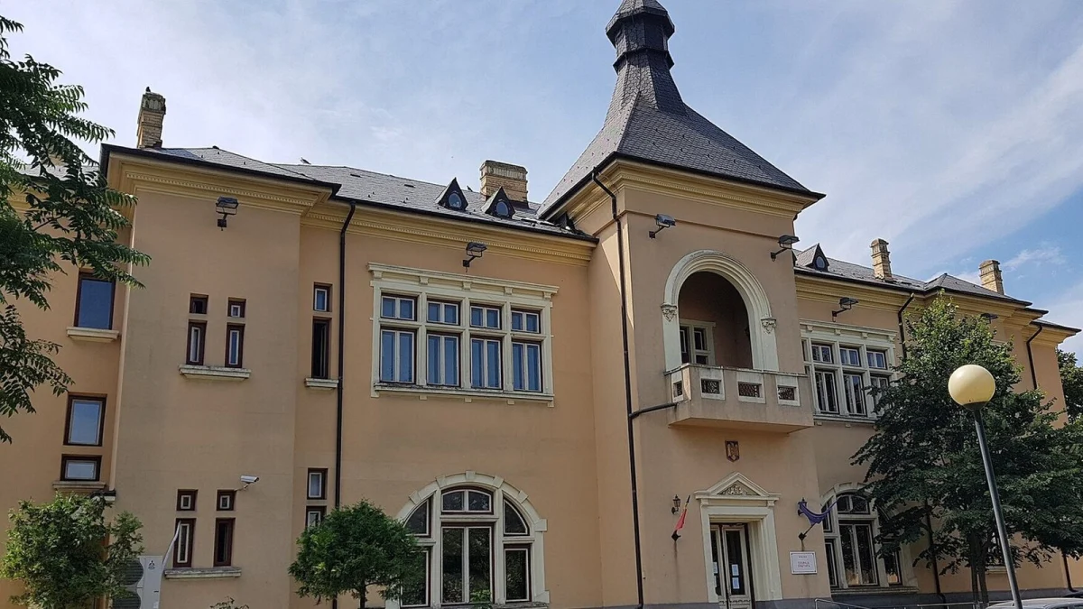 Clădirea Tribunalului Constanța, cu fațadă ocru și turn cu acoperiș de ardezie (fotografie de arhivă, imagine ilustrativă)