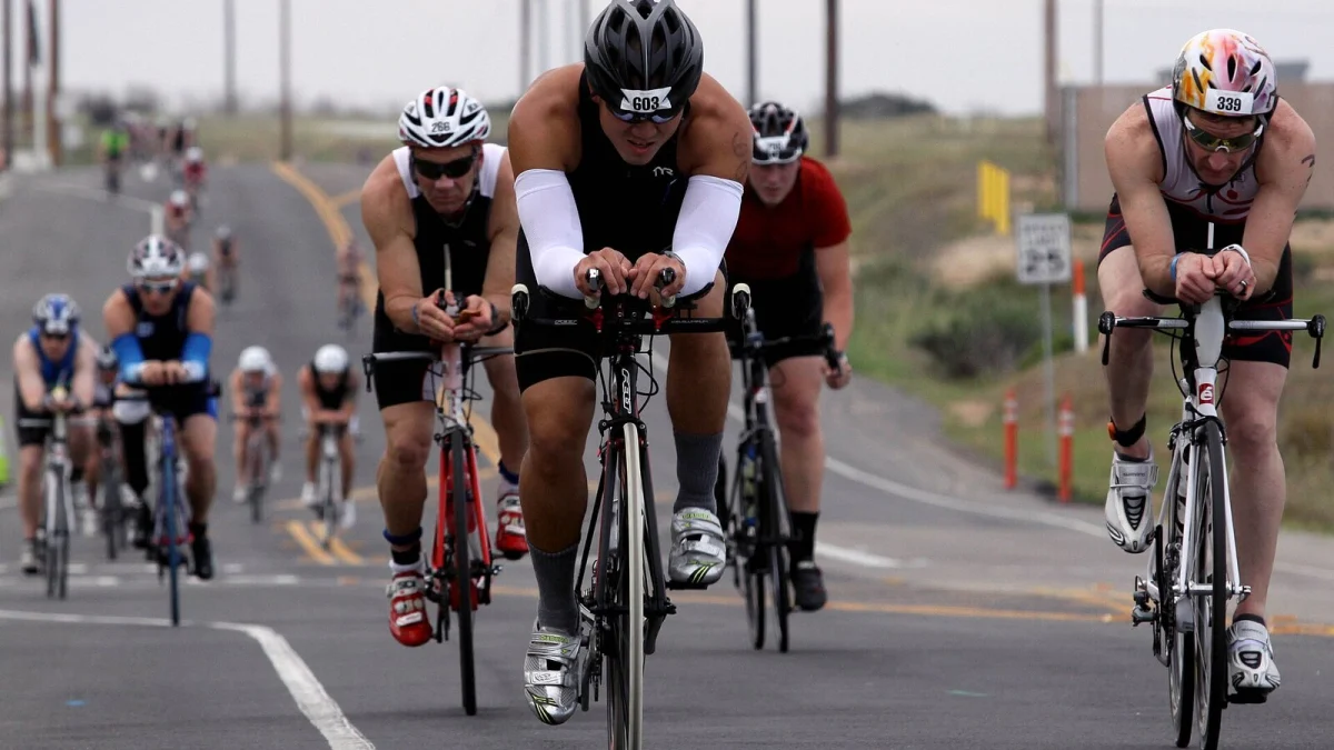 Concurenți pe biciclete în proba de ciclism a unei curse IRONMAN 70.3 (fotografie de arhivă, 2013, din Statele Unite)