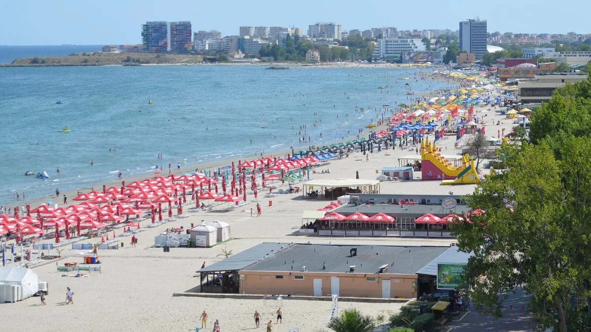 Plaja din Mamaia văzută de sus, cu șezlonguri și umbrele, în septembrie
