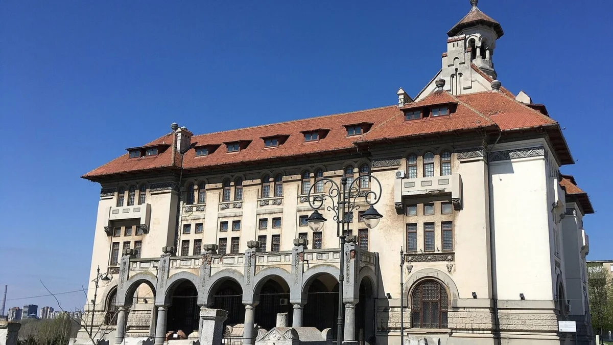 Clădirea Muzeului de Istorie Națională și Arheologie Constanța, fostul Palat Comunal, cu sarcofage și blocuri de piatră în față (fotografie de arhivă, imagine ilustrativă, nu este mormântul)