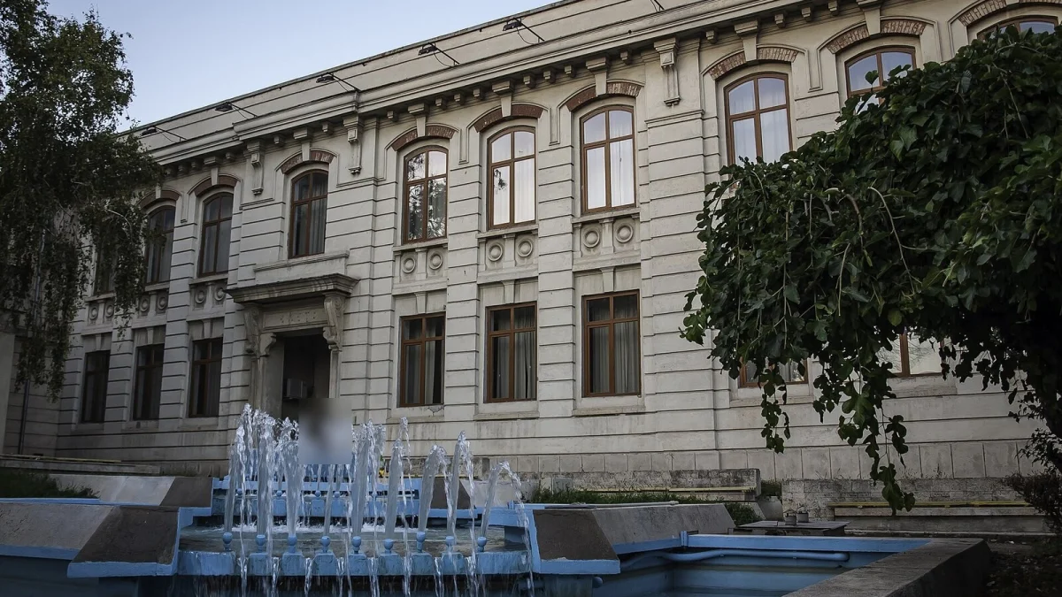 Clădirea veche a Muzeului de Artă din Constanța, fosta școală din 1893, cu fântâna din față (fotografie de arhivă din 2015)
