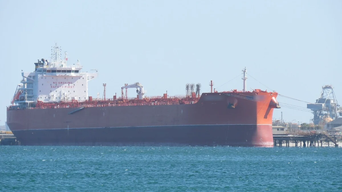 Navă comercială cu corp roșu la un chei, pe o mare liniștită, cu numele estompat (imagine ilustrativă, Australia, 2023, nu este nava Khoryv)