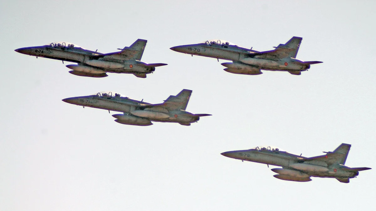 Patru avioane de luptă EF-18 Hornet ale Forțelor Aeriene Spaniole, în formație, pe cer (fotografie de arhivă din Spania, imagine ilustrativă)
