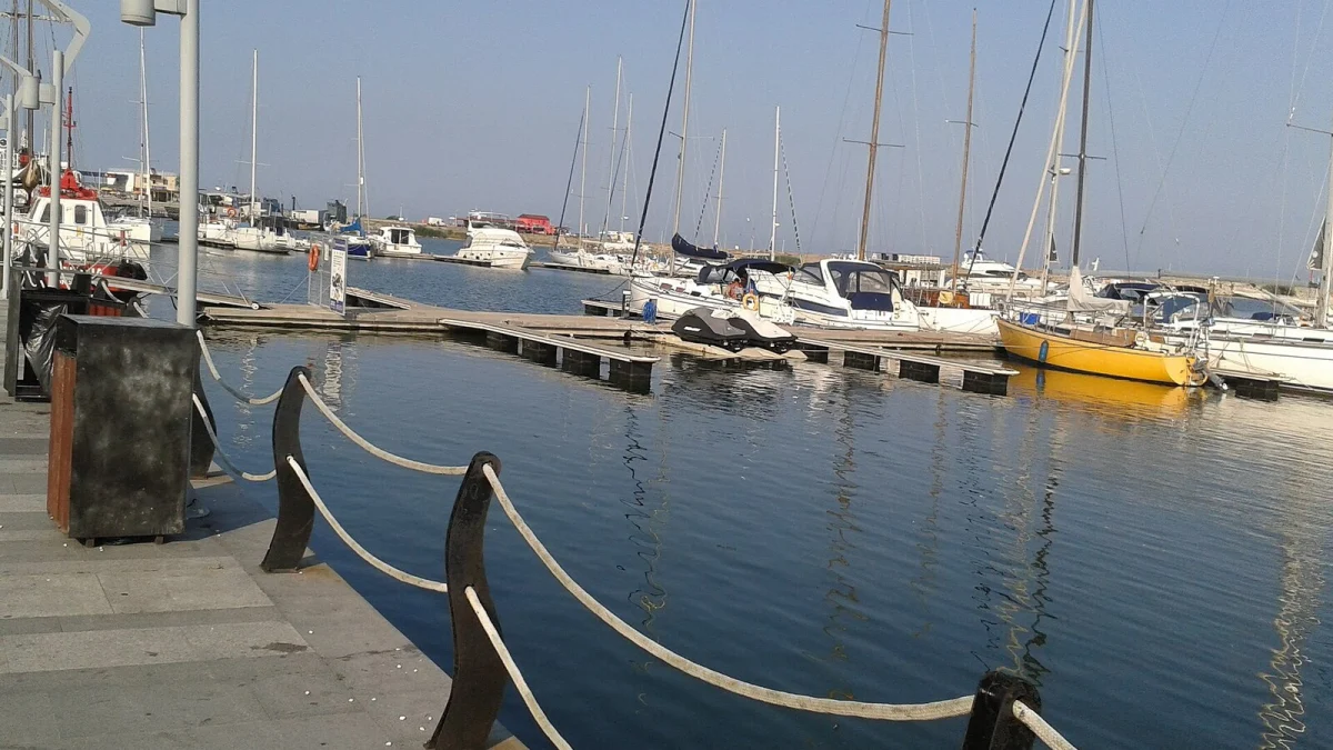 Ambarcațiuni și iahturi în portul turistic Mangalia, cu apa liniștită în prim-plan (imagine ilustrativă de arhivă, nu este spitalul)