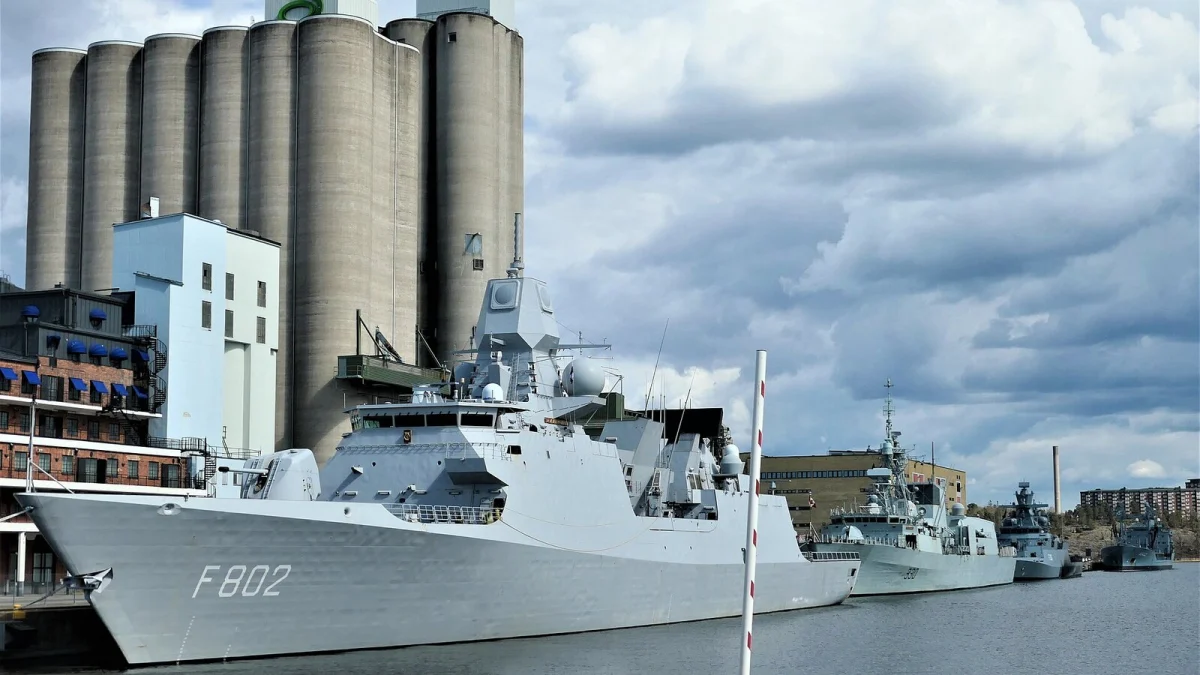 Nave militare din Grupul Maritim Permanent NATO 1, acostate în portul Stockholm în 2022 (imagine ilustrativă, fără legătură cu ancheta)