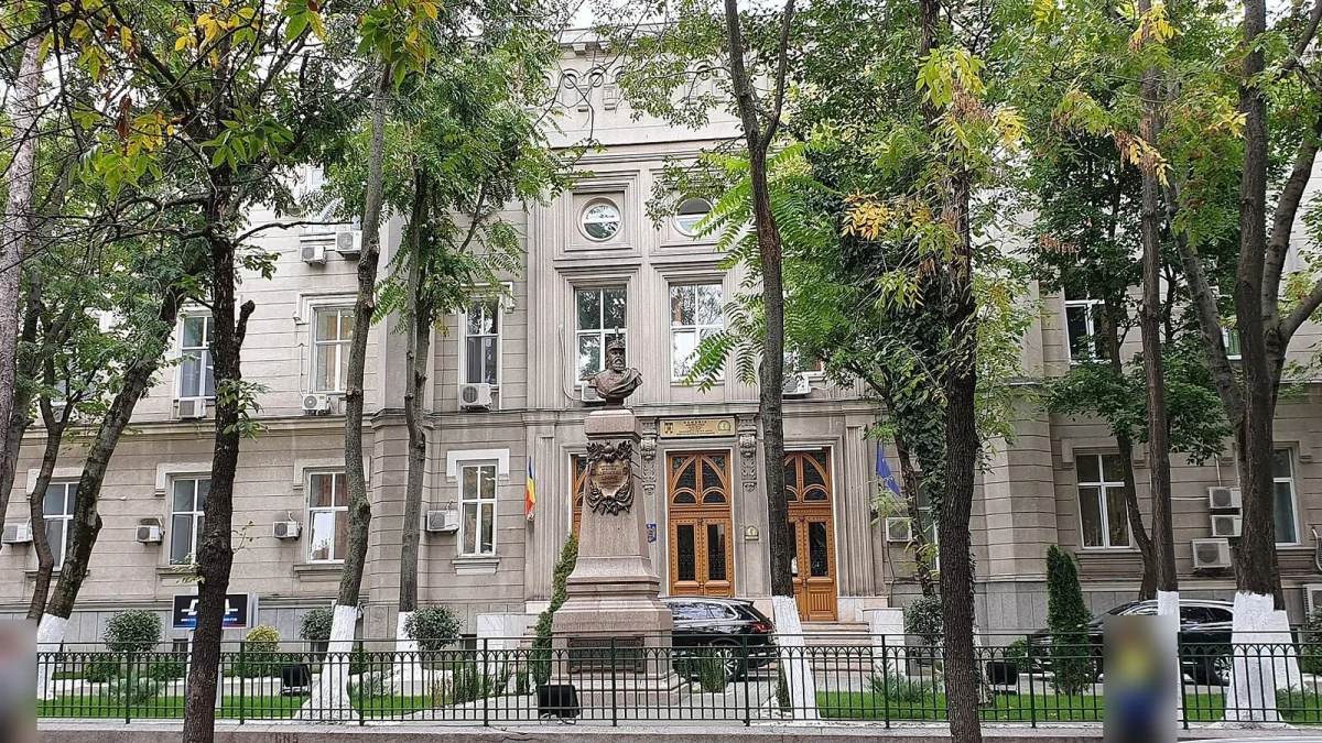 Sediul central al Direcției Naționale Anticorupție din strada Știrbei Vodă, București, văzut printre copaci (imagine ilustrativă, 2024)