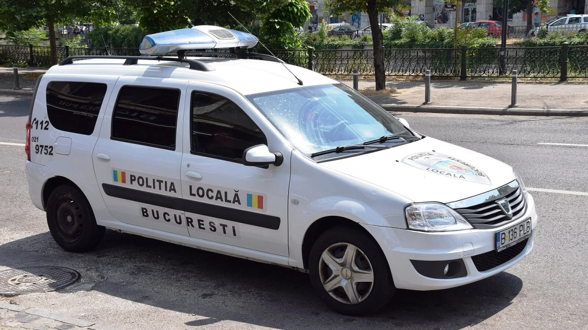 Autospecială albă a Poliției Locale, parcată pe stradă (imagine ilustrativă, mașina este din București, nu de la Constanța)