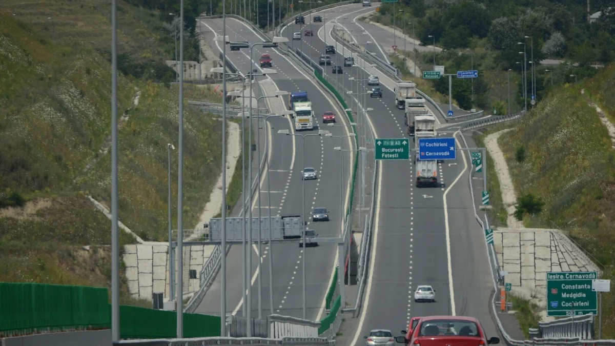 Autostrada Soarelui A2 în zona nodului de la Cernavodă, cu camioane și mașini pe ambele sensuri (fotografie de arhivă, imagine ilustrativă)