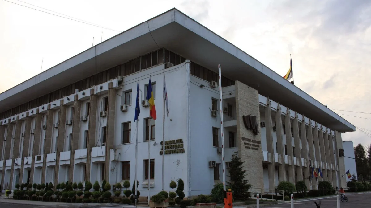 Palatul Administrativ din Constanța, sediul Consiliului Județean și al Instituției Prefectului, cu steagurile României și UE la intrare (fotografie de arhivă)