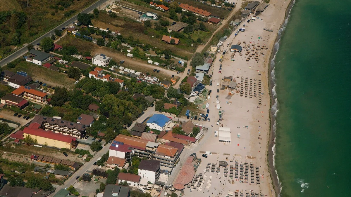 Vama Veche, sat al comunei Limanu, văzut din avion: case, pensiuni, plaja cu umbrele și marea (fotografie de arhivă, septembrie 2021)