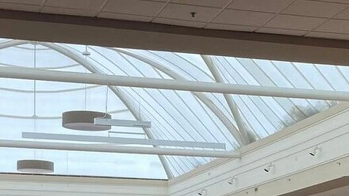 Plafon cu luminator de sticlă și grinzi albe într-un centru comercial (imagine ilustrativă, nu este din Constanța)
