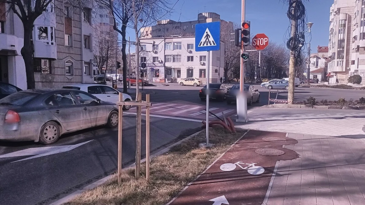 Trecere de pietoni semnalizată la intersecția străzii Mircea cel Bătrân cu bulevardul Mamaia din Constanța, cu semafor, indicator STOP și pistă de biciclete (fotografie de arhivă, 2024)