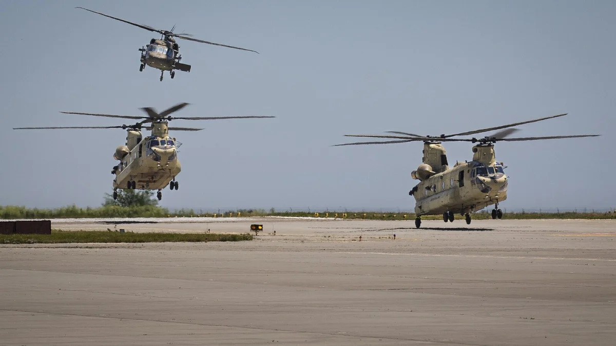 Un elicopter Black Hawk și două elicoptere Chinook ale armatei americane aterizând pe pista bazei Mihail Kogălniceanu (fotografie de arhivă, exercițiul DEFENDER 23, iunie 2023)