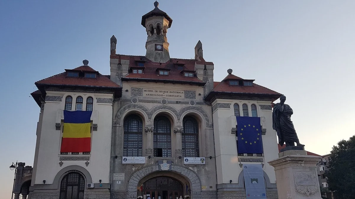 Fațada Muzeului de Istorie Națională și Arheologie Constanța, cu turn cu ceas, steagul României și steagul Uniunii Europene (fotografie de arhivă, imagine ilustrativă, nu este de la locul descoperirii)