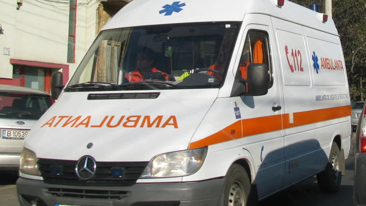 Ambulanță de urgență și resuscitare a Serviciului de Ambulanță, în trafic (imagine ilustrativă, fotografie de arhivă)