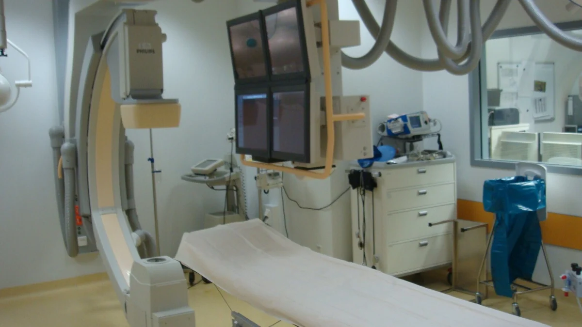 Sală de cateterism cardiac, cu masă de intervenție, aparat de radiologie și monitoare (imagine ilustrativă, nu este de la Spitalul Județean Constanța)