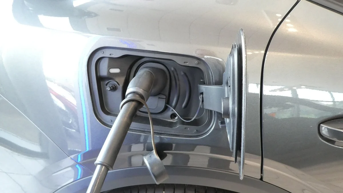 Cablu de încărcare cu conector de tip 2, introdus în priza unei mașini electrice (imagine ilustrativă)