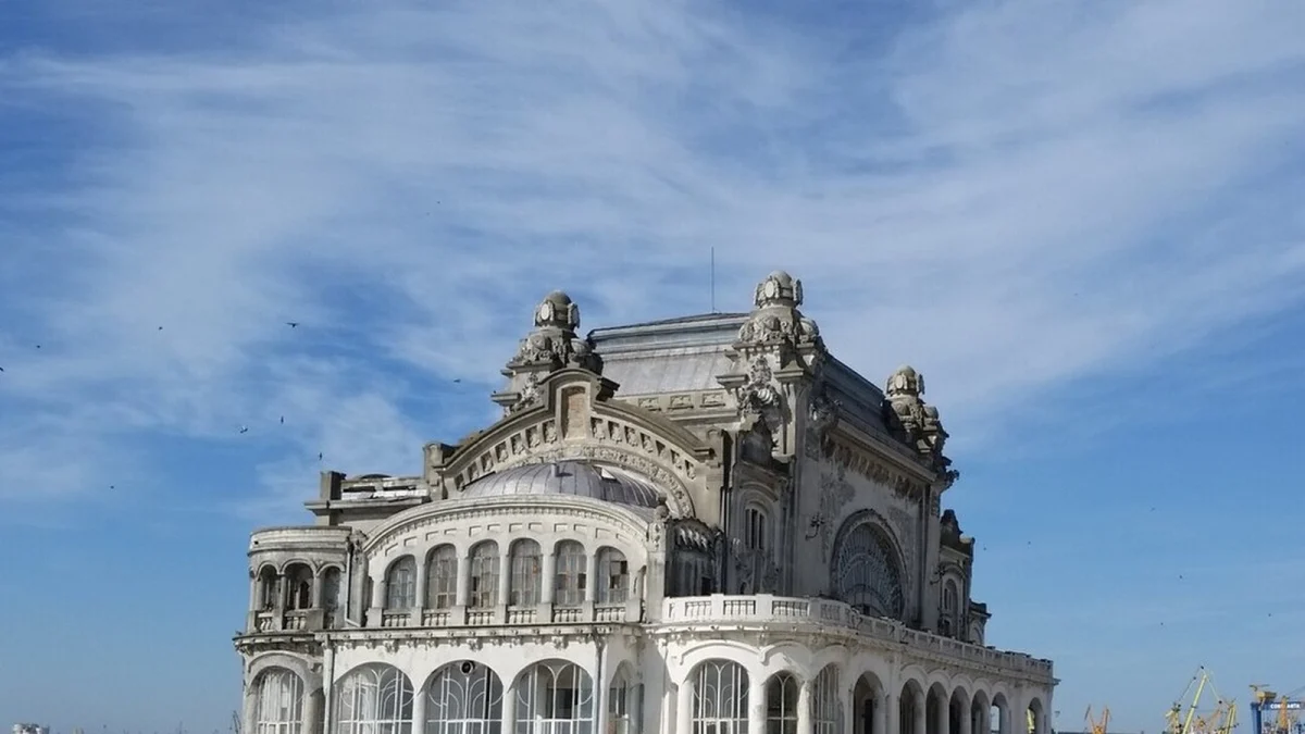 Cazinoul din Constanța și faleza, sub un cer cu nori subțiri (fotografie de arhivă din 2015, imagine ilustrativă)