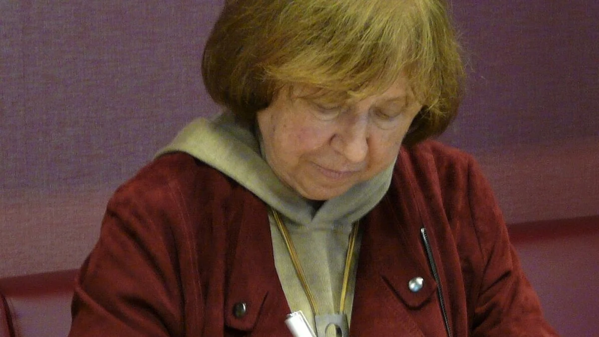 Svetlana Aleksievici semnând cărți la Festivalul Internațional de Carte de la Budapesta (fotografie din 2022, decupată)