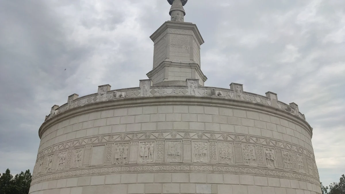Monumentul Tropaeum Traiani de la Adamclisi, pe un cer înnorat (imagine ilustrativă, localitatea se află pe două dintre traseele din comunicat)