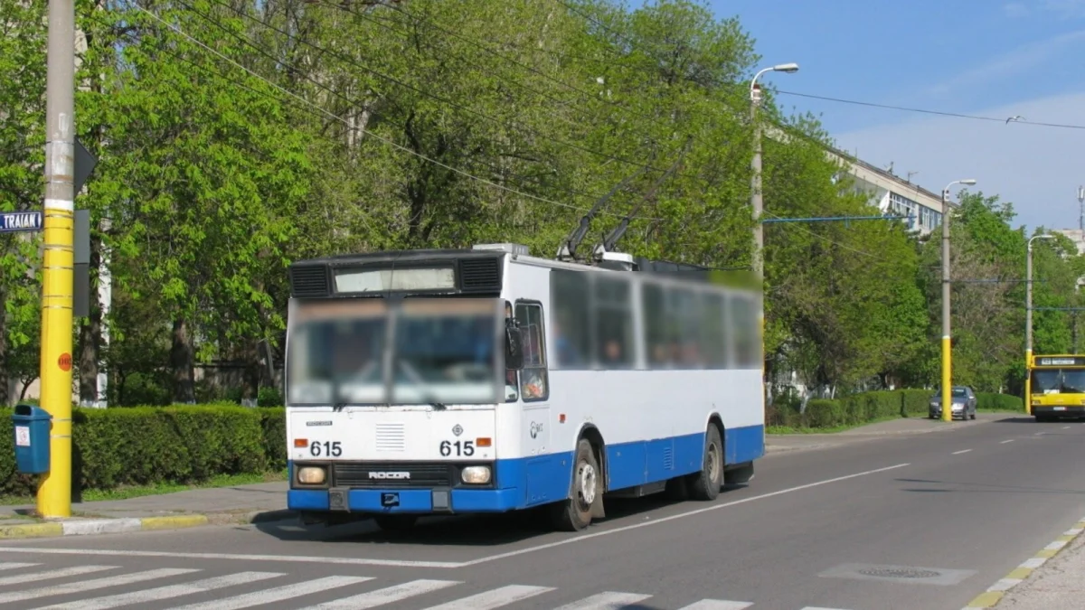 Troleibuz Rocar alb-albastru pe linia 48, pe o stradă din Constanța (fotografie de arhivă din 2005, imagine ilustrativă)